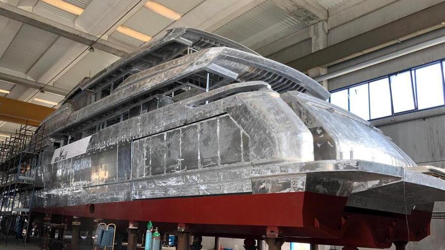 Pronto al varo lo scafo di un superyacht di lusso