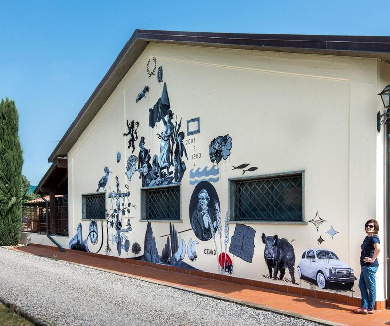 Carducci, i cinghiali il castello e i cipressi Le Macchiole scelgono un murales di Ozmo