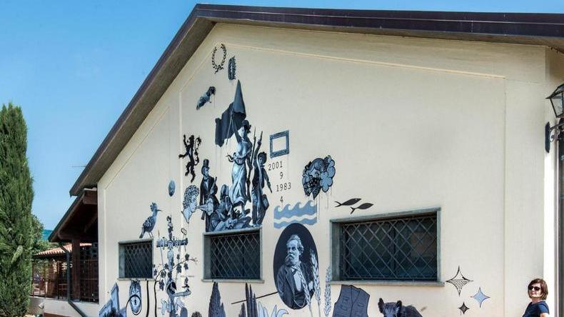 Carducci, i cinghiali il castello e i cipressi Le Macchiole scelgono un murales di Ozmo