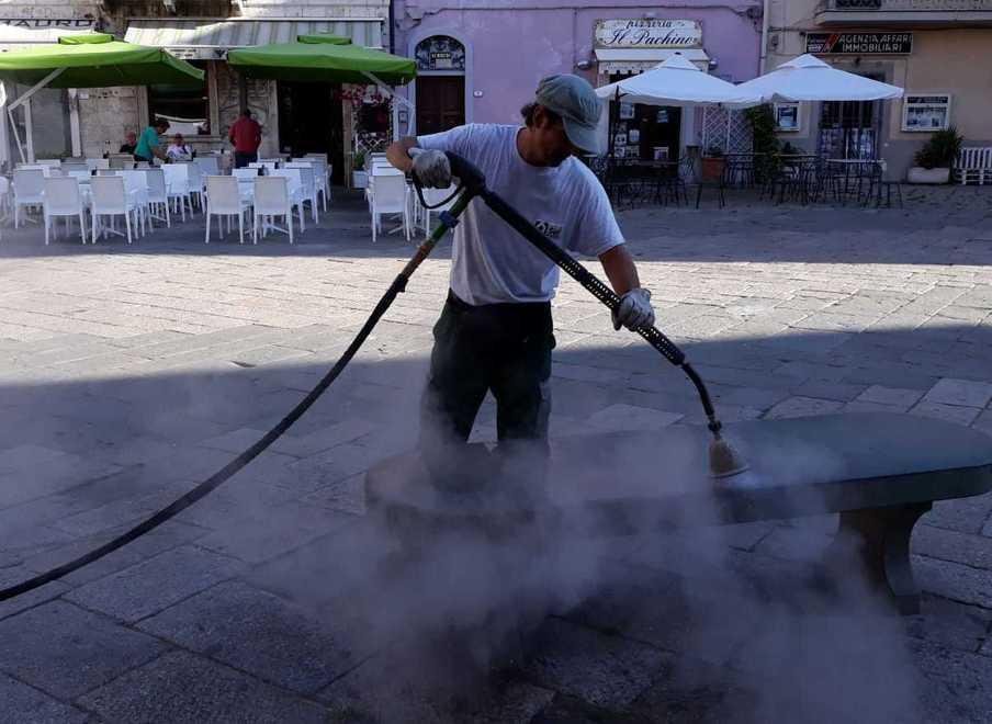 Nel centro storico di Orbetello le strade si puliscono con il vapore