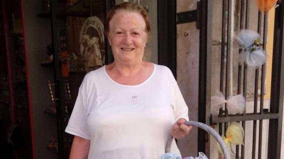 Venti donne insieme per la creazione dei vestiti
