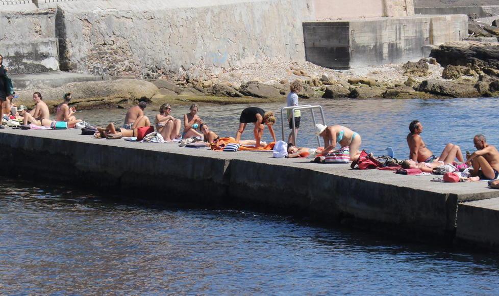 In barba al divieto di balneazione il tuffo dal moletto rimane d’obbligo 