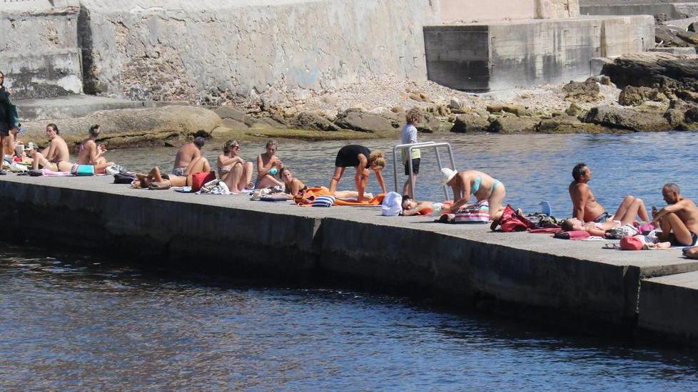 In barba al divieto di balneazione il tuffo dal moletto rimane d’obbligo