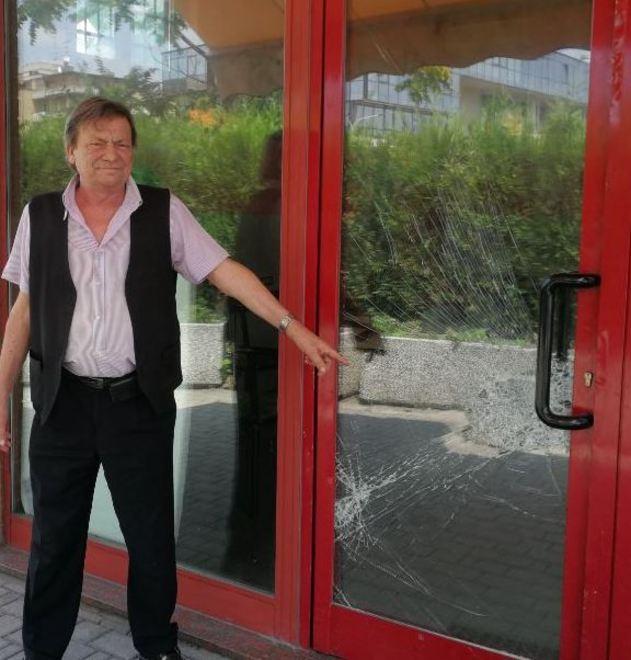 Nuovo assalto al bar Terminal, il vetro regge