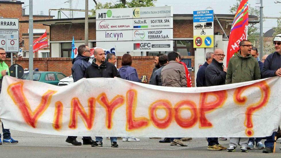 Vinyloop, l’alt dei sindacati «Fermate i licenziamenti»