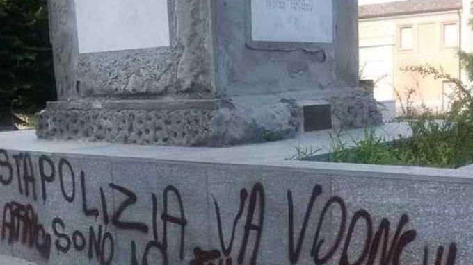 Il monumento ai Caduti imbrattato da vandali Uno è stato individuato