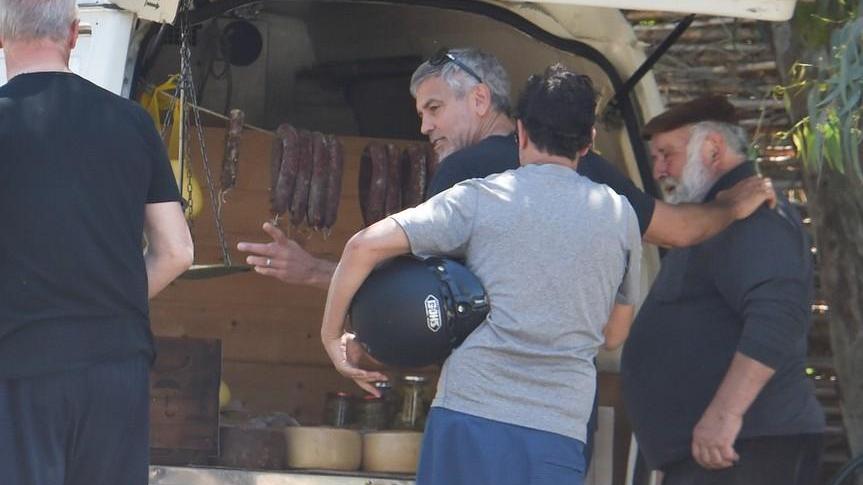 Clooney dà l’addio al set: «La Sardegna mi piace, tornerò presto da voi» 