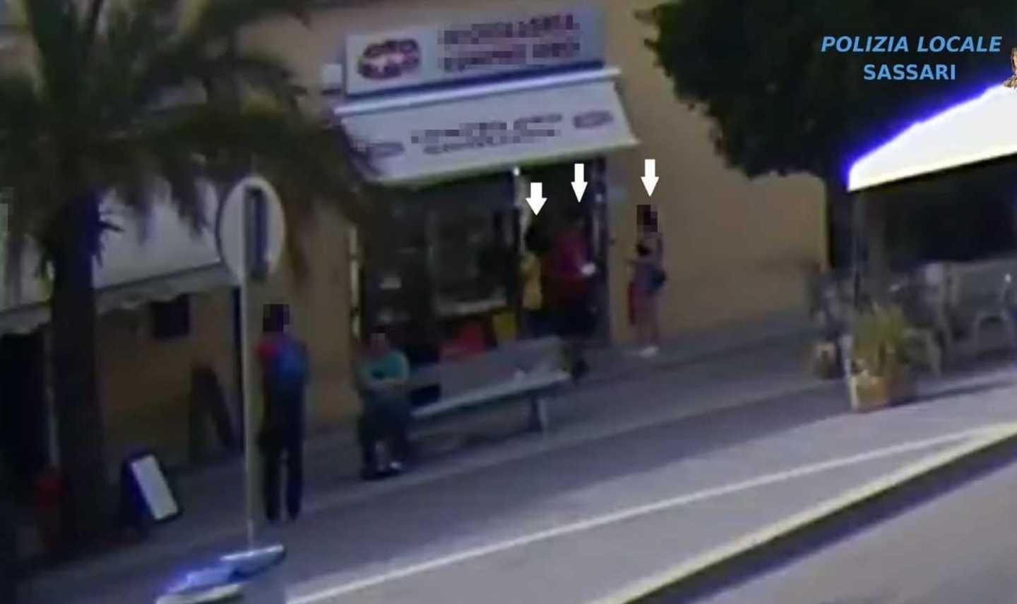 Ruba le fedi ai genitori e le vende 