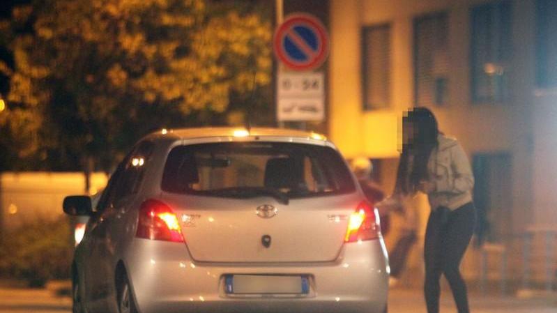 Riti voodoo a una 17enne ridotta a schiava Coppia arrestata, la faceva prostituire