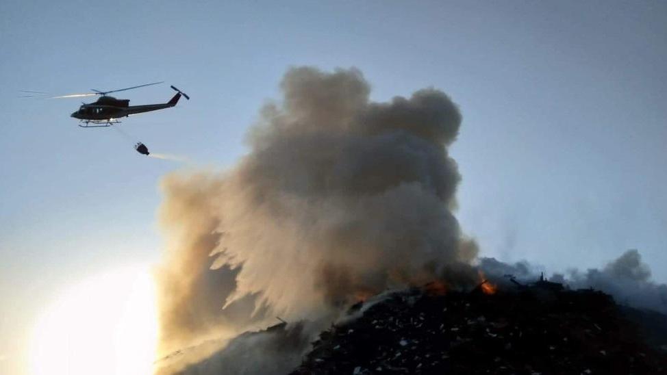 Cataste di legname in fiamme alla ex Falco