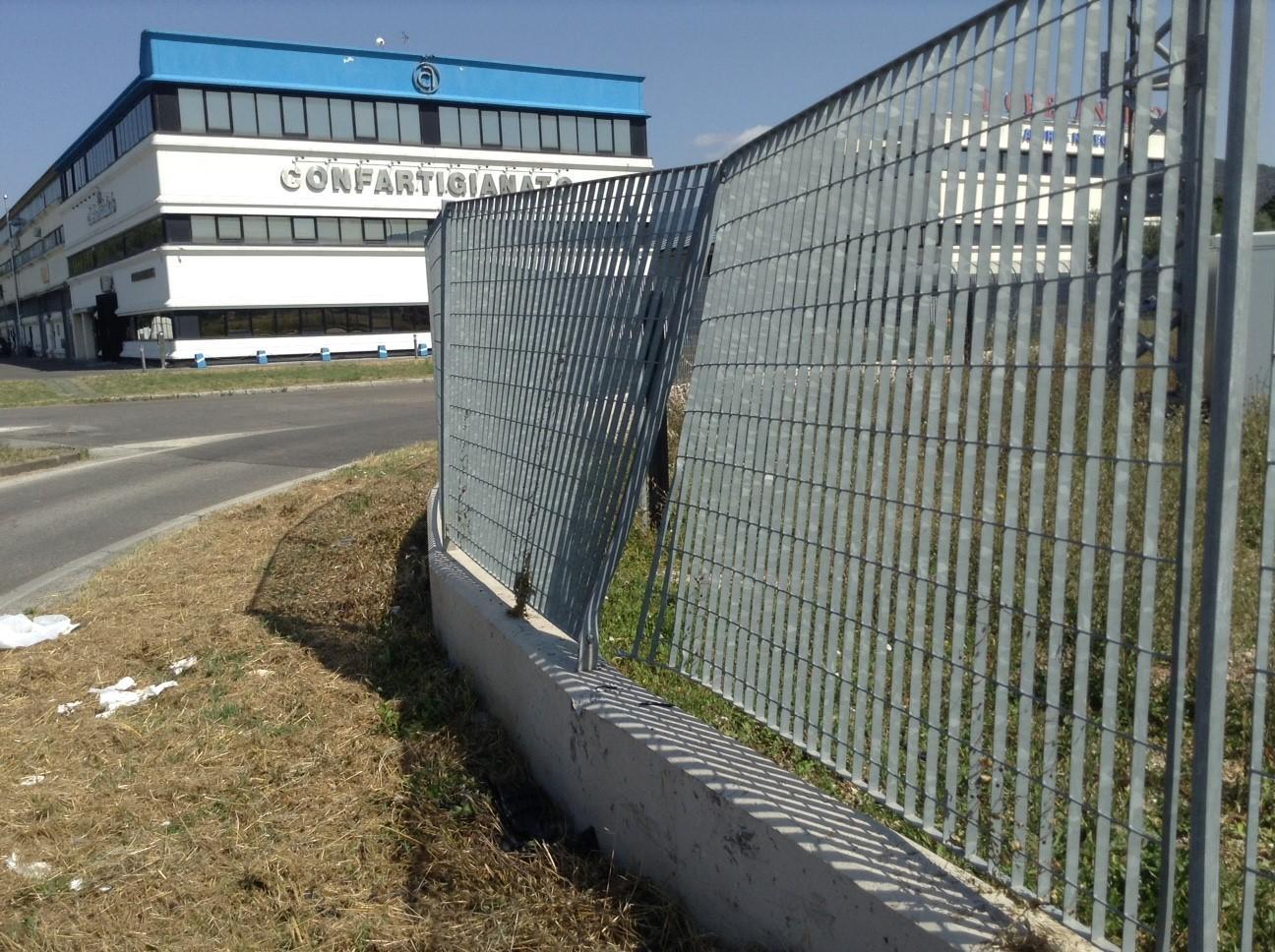 Il muretto di via Saccenti dove si è schiantato il veicolo (foto Batavia)