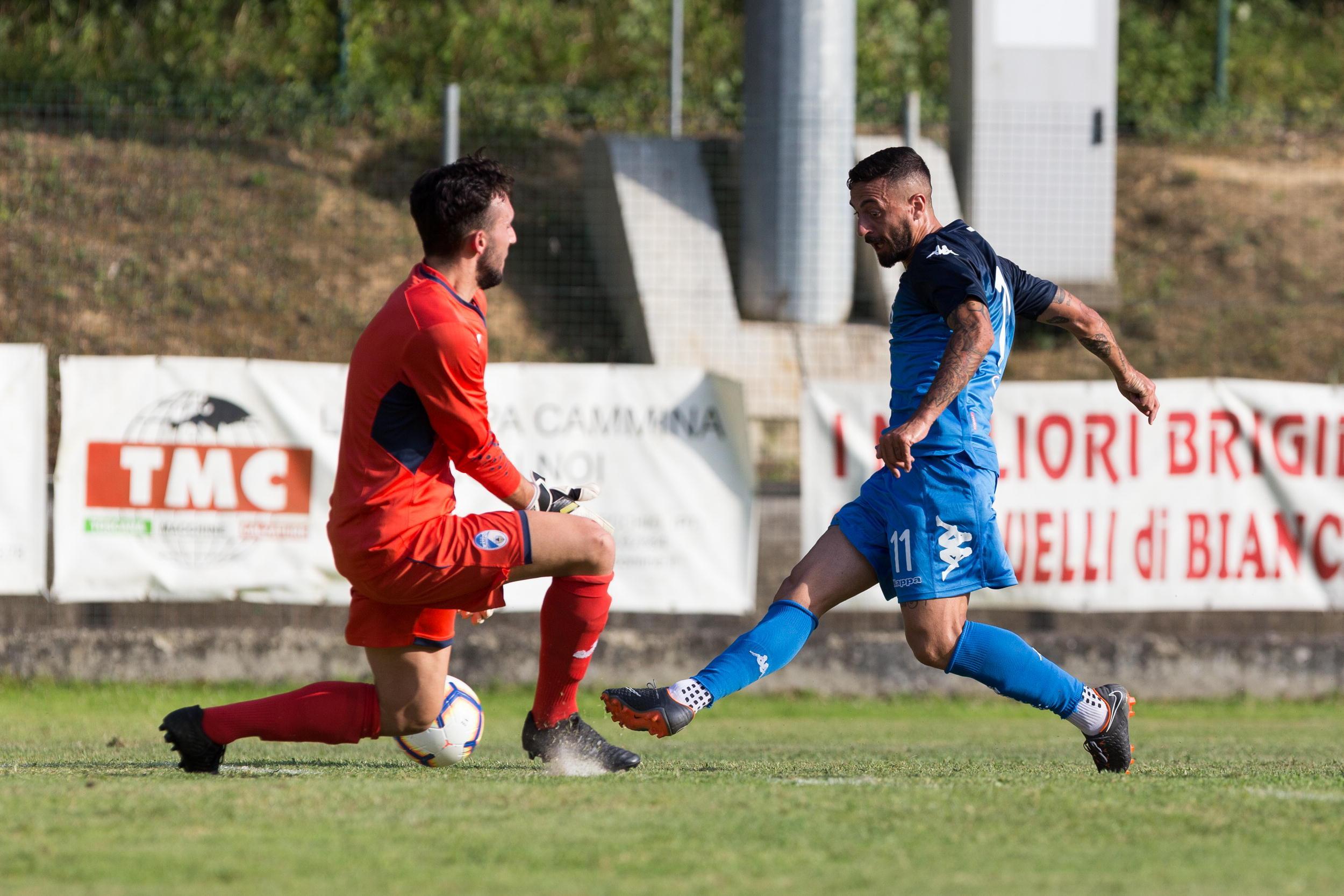 Caputo segna uno dei suoi 4 gol (foto agenzia Paolo Nucci)