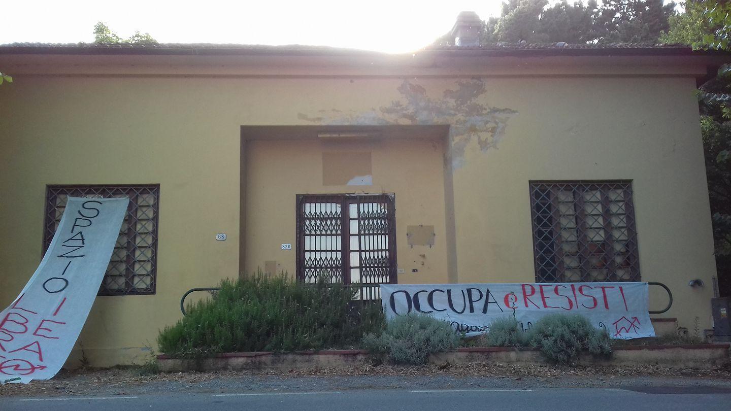 Il palazzo occupato con gli striscioni esposti dagli antagonisti 