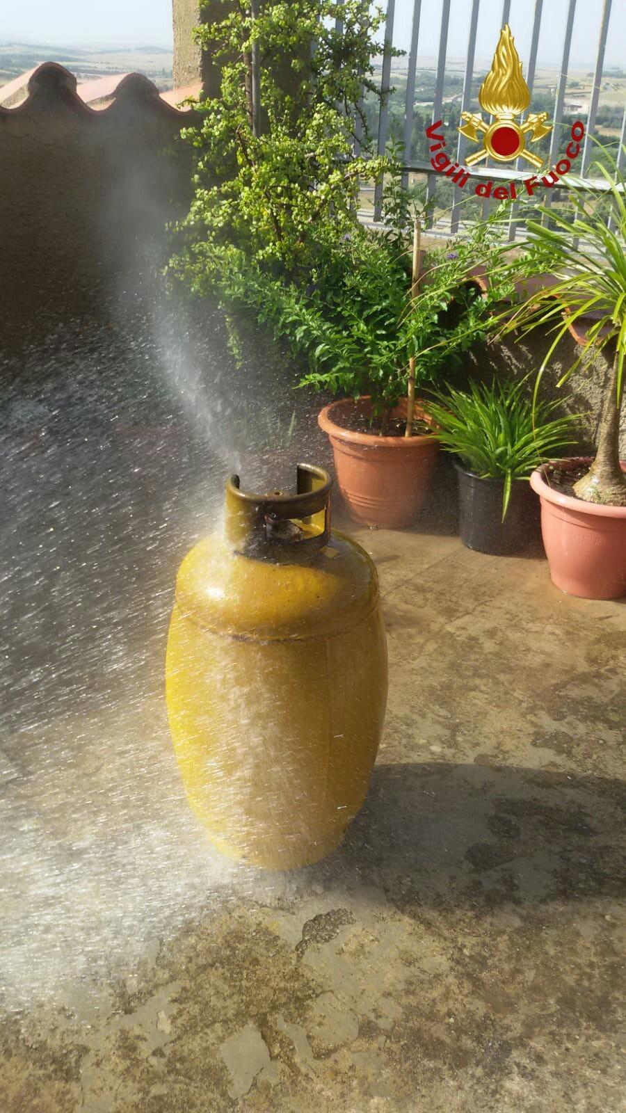 Bombola di gas in fiamme, paura a Monastir