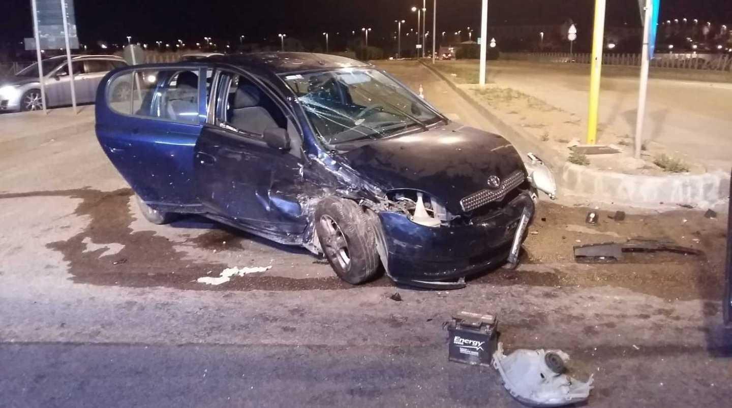 Scontro tra auto al semaforo ferite due donne e una bambina