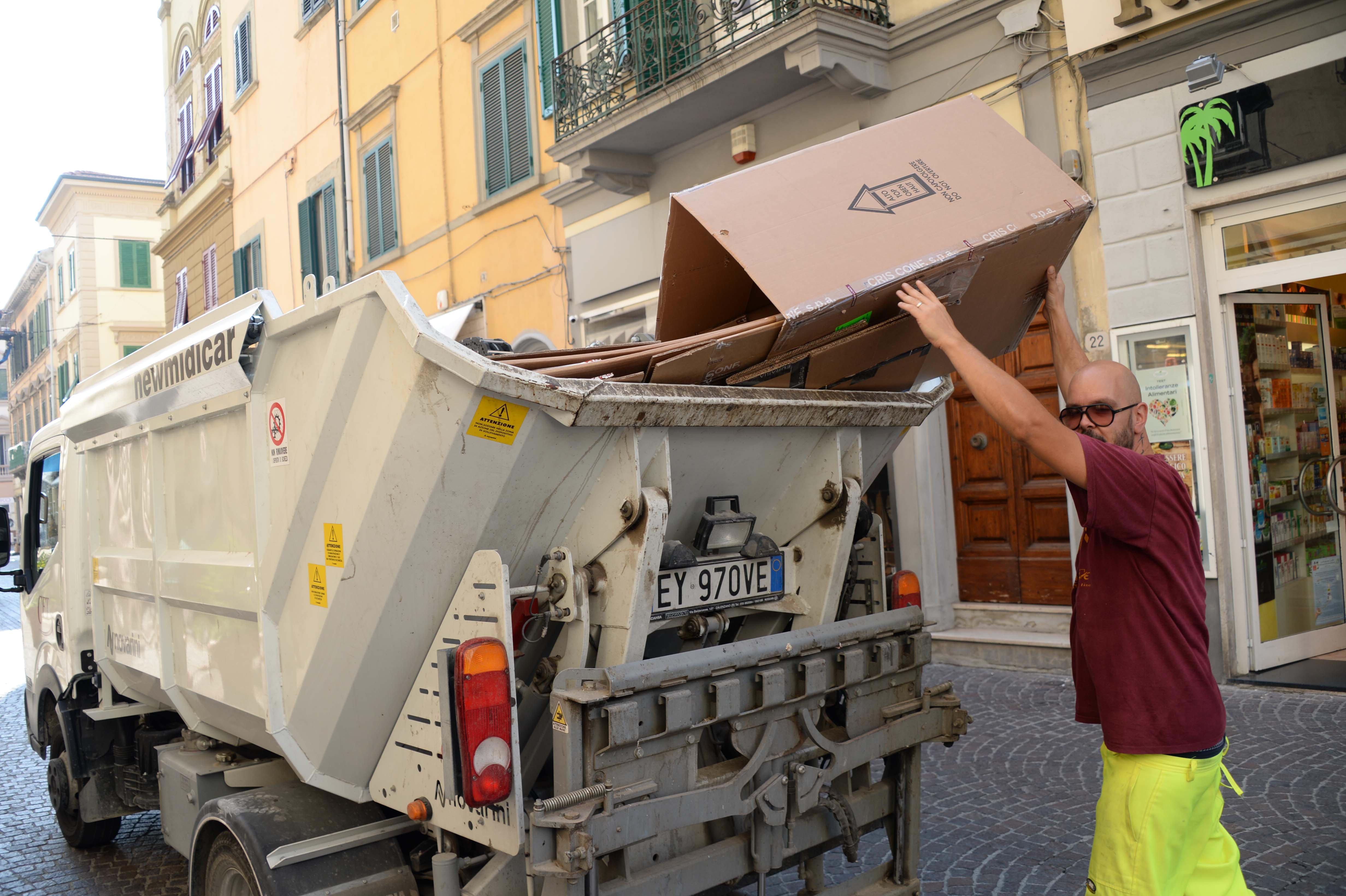 Un operatore addetto alla raccolta dei rifiuti