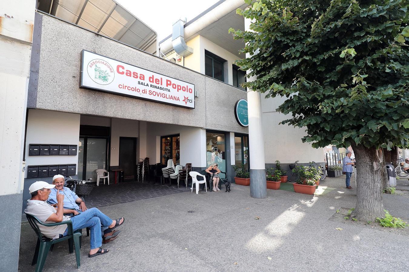 L'esterno della Casa del popolo di Sovigliana (Foto agenzia Carlo Sestini)
