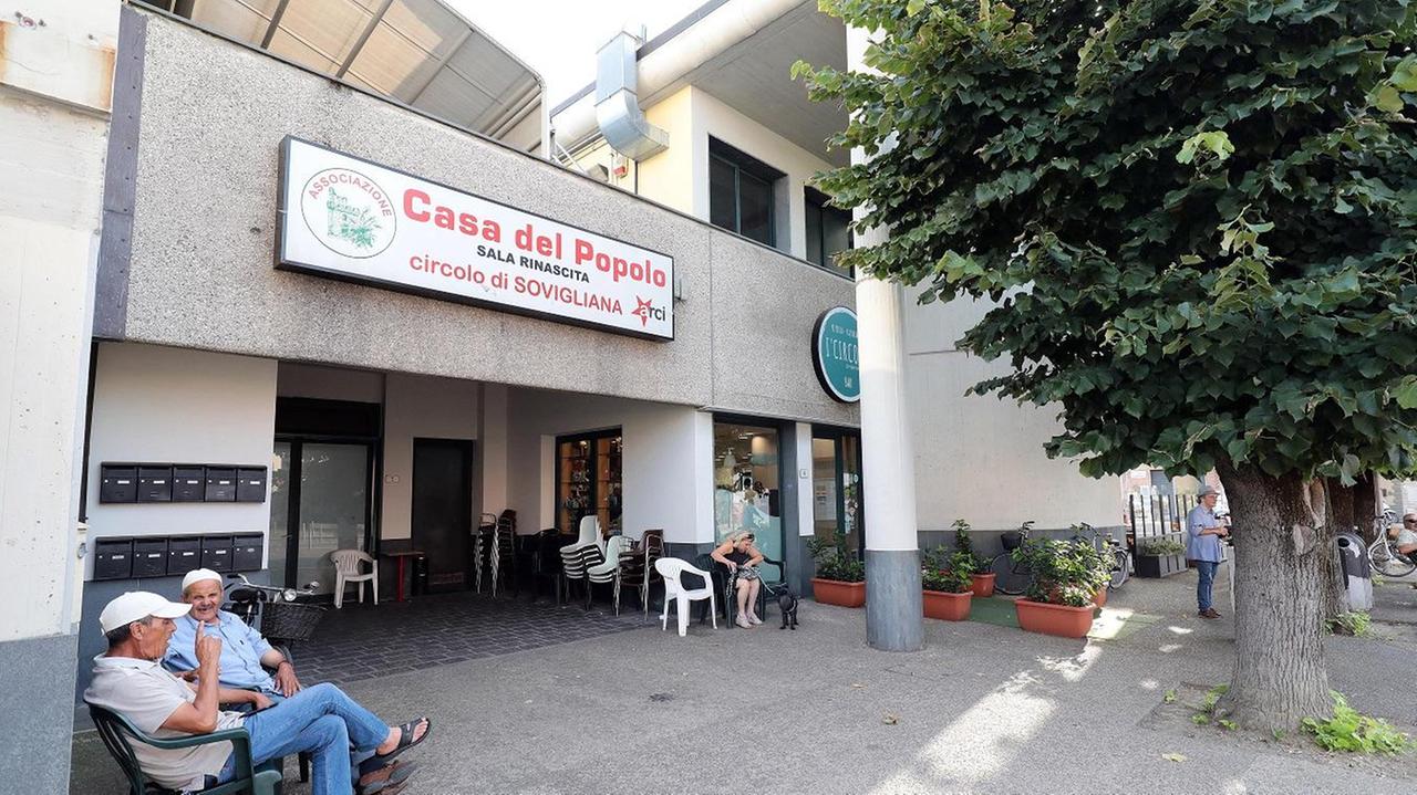 L'esterno della Casa del popolo di Sovigliana (Foto agenzia Carlo Sestini)