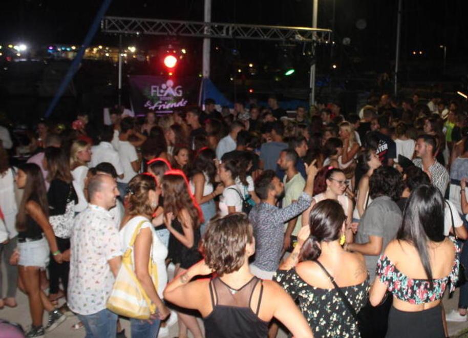 Il porto si trasforma in una maxi discoteca 