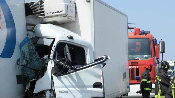 Camionista muore schiacciato sulla Fi-Pi-Li