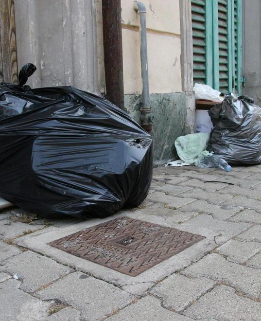 Centro invaso dalla plastica Proteste di residenti e turisti 
