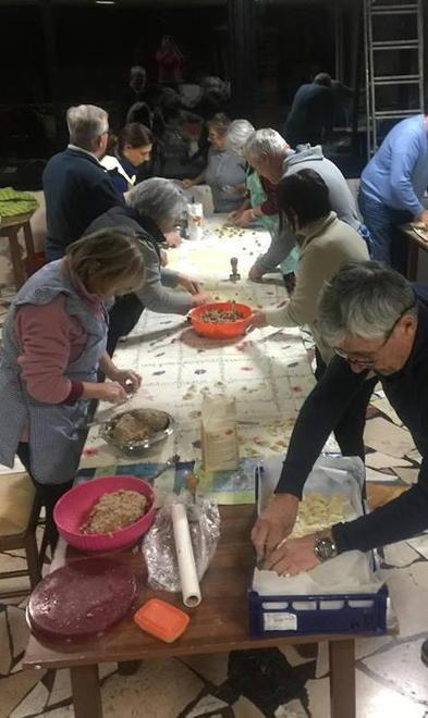 La preparazione dei tordelli al Cro di Valdicastello