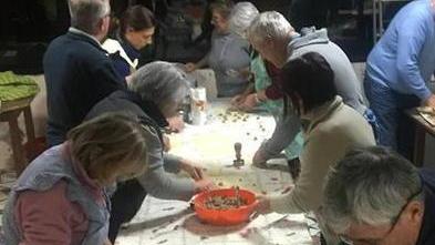 La preparazione dei tordelli al Cro di Valdicastello
