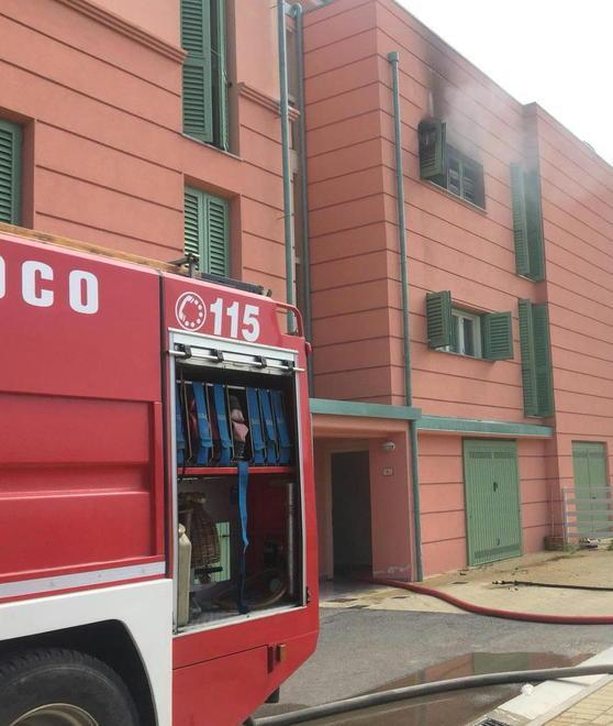 Fiamme in una casa Vigili limitano i danni