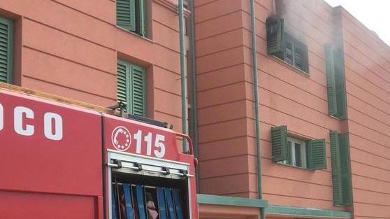 Fiamme in una casa Vigili limitano i danni