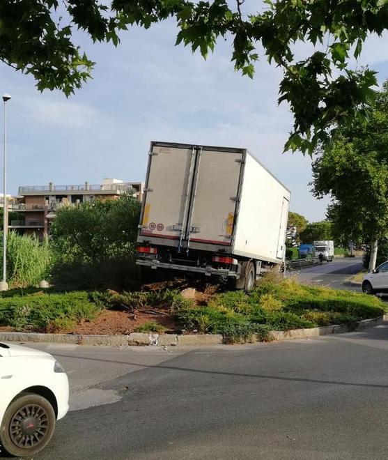 Camion incastrato sulla rotonda