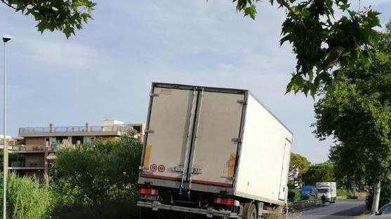 Camion incastrato sulla rotonda