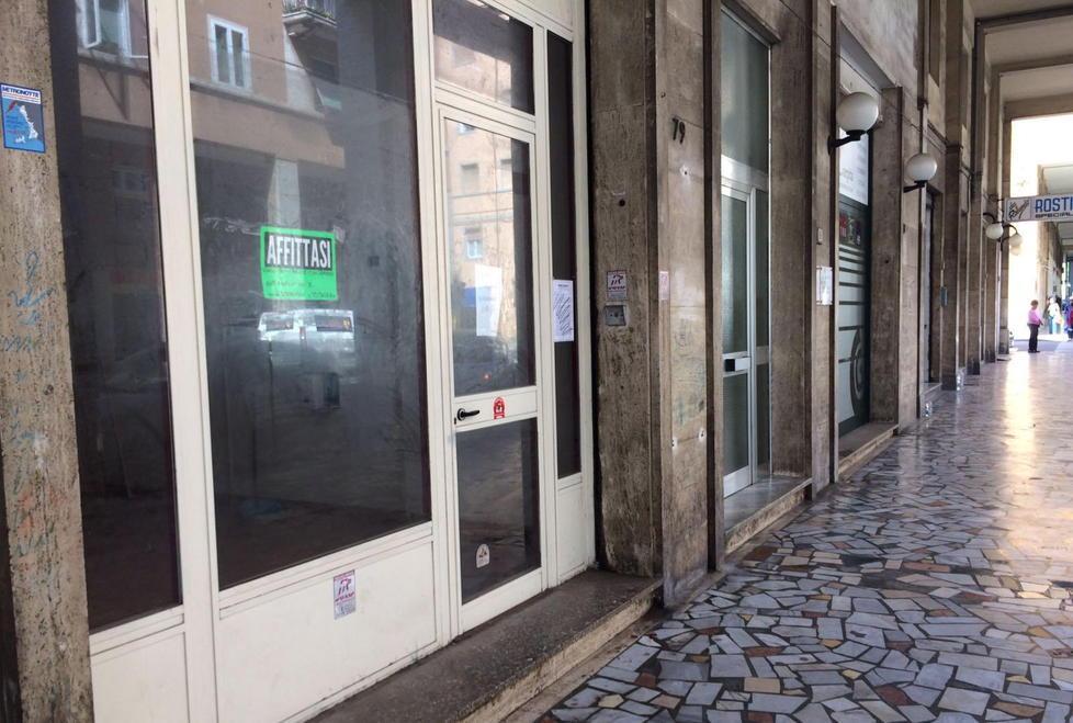 Piazza Costituzione, l’ex salotto buono ha smarrito la sua vocazione commerciale 