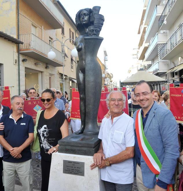 Taglio del nastro per le Gocce di vita di Aviero 