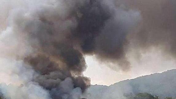 Rogo a Serralta I vigili al lavoro, fiamme vicino alle case