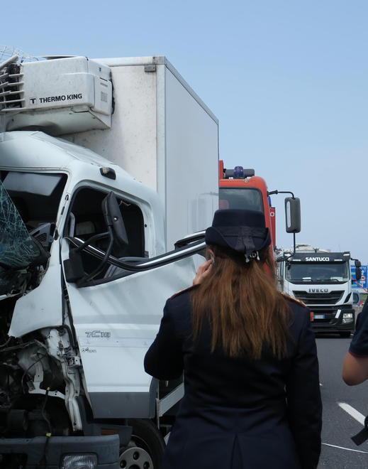 Travolto e schiacciato da un furgone muore camionista di 46 anni sulla Fi-Pi-Li 