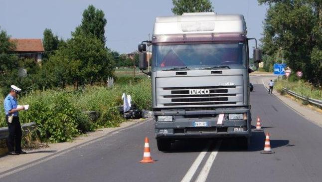 Coniugi in motorino contro un camion: feriti