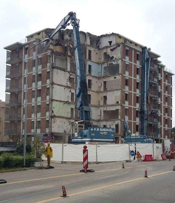 Si abbatte lo storico Excelsior palazzo simbolo di Mirandola 