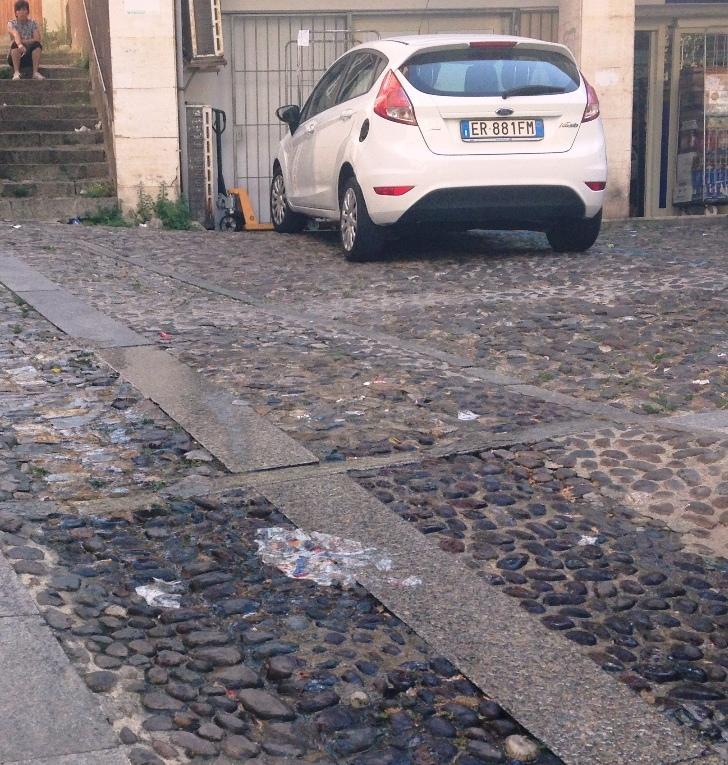 Perdita d’acqua in piazza Marconi 