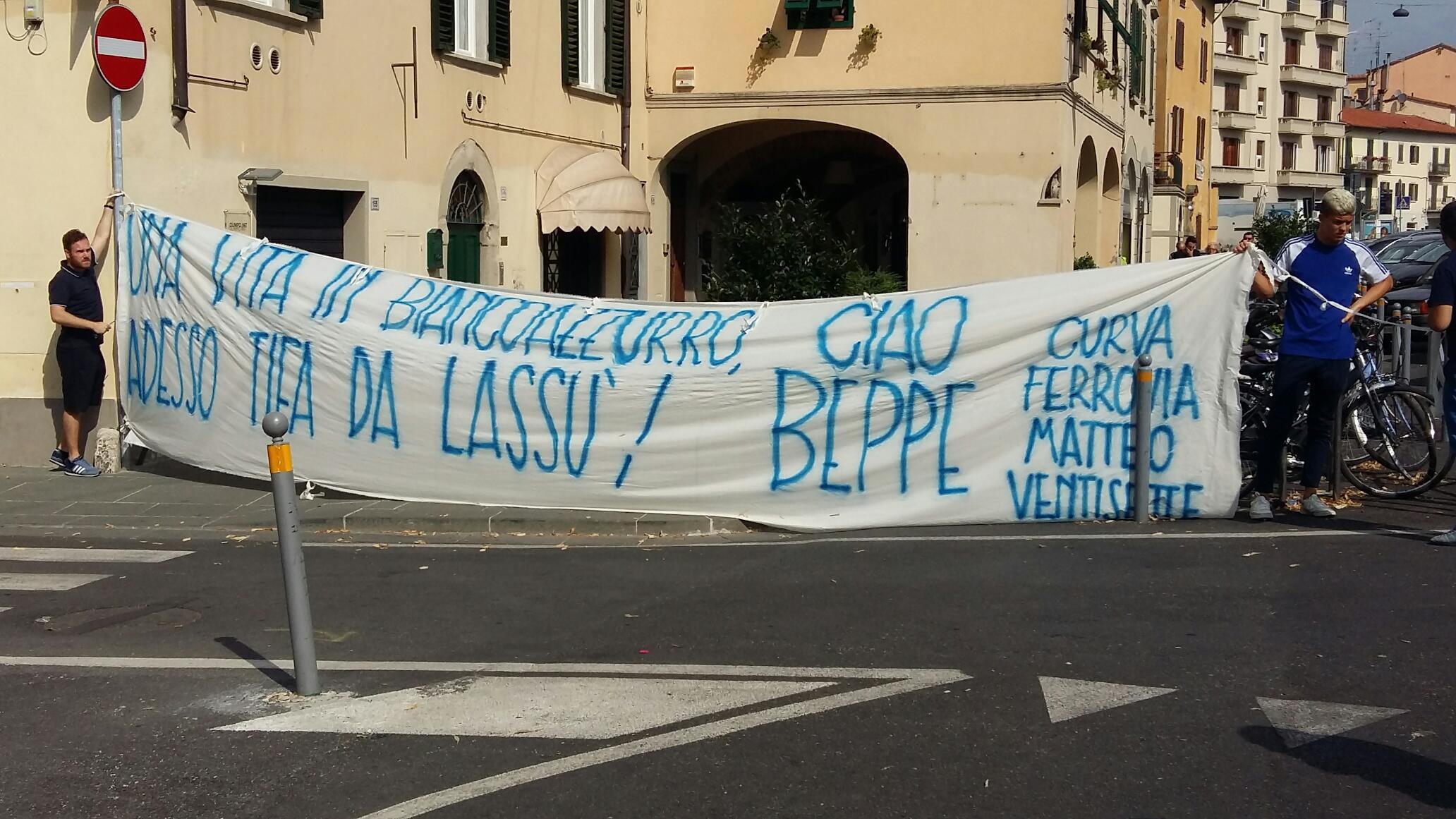 Lo striscione di saluto dei tifosi a Beppe Medico