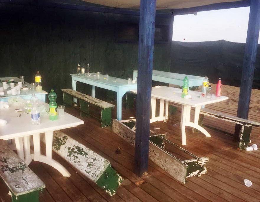 Fanno una festa in spiaggia e danneggiano gli arredi
