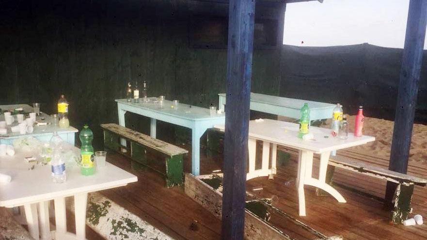 Fanno una festa in spiaggia e danneggiano gli arredi