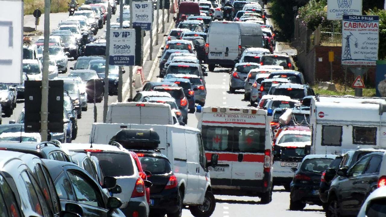 Traffico bloccato a Piombino (foto Paolo Barlettani)