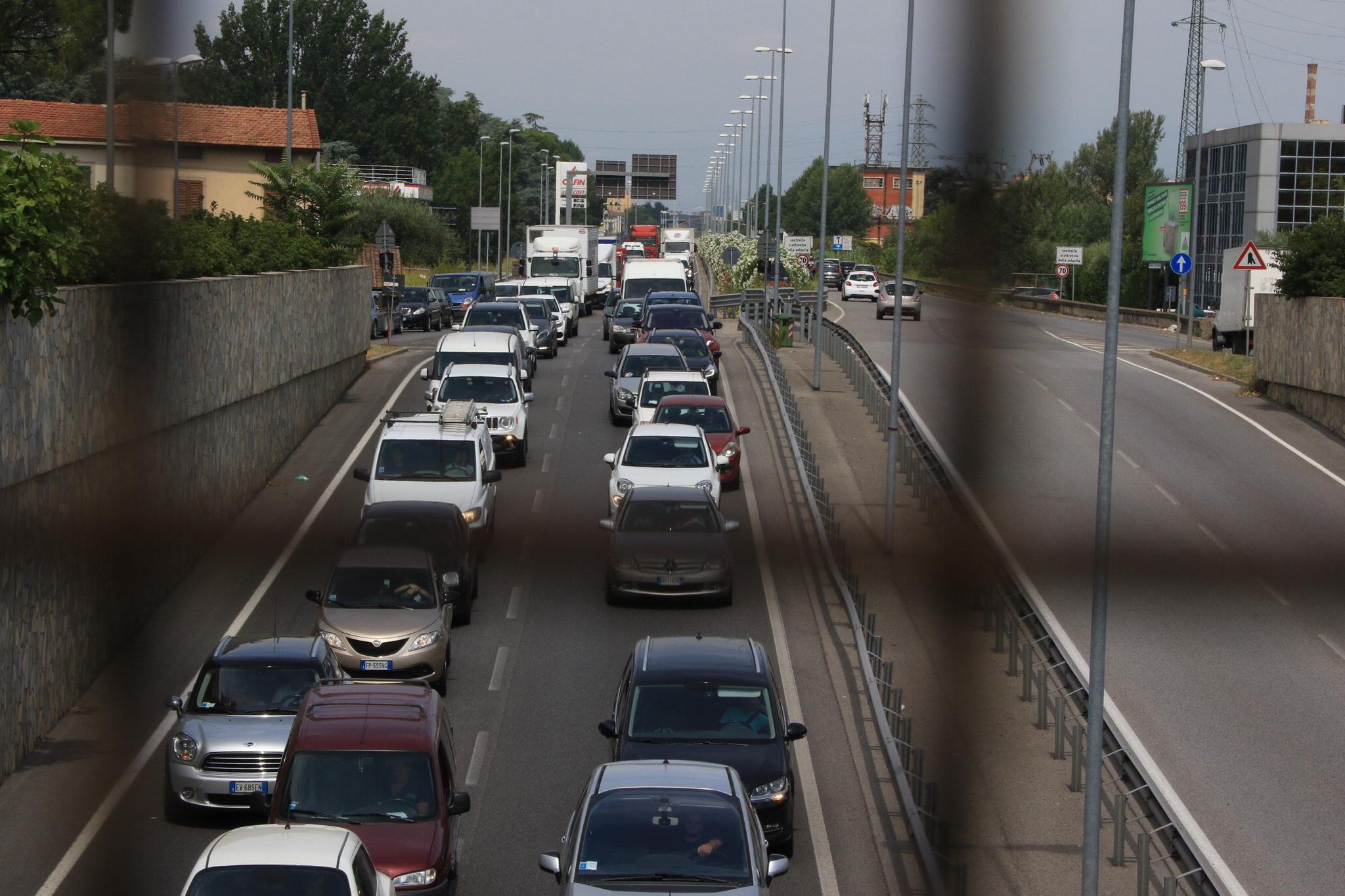 La fila lungo la Declassata vista dall'alto  (foto Sproviero/ Batavia)