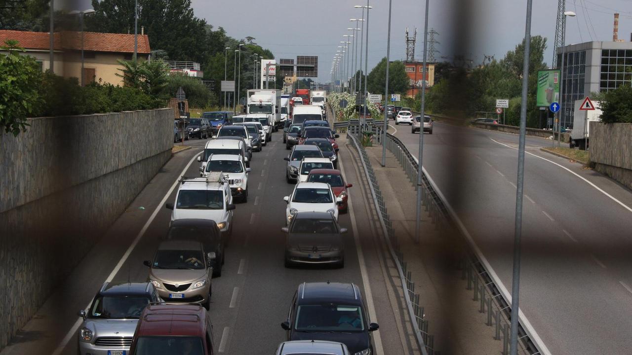 La fila lungo la Declassata vista dall'alto (foto Sproviero/ Batavia)