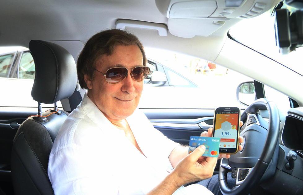 Andrea Cannone mostra la nuova app Tinaba