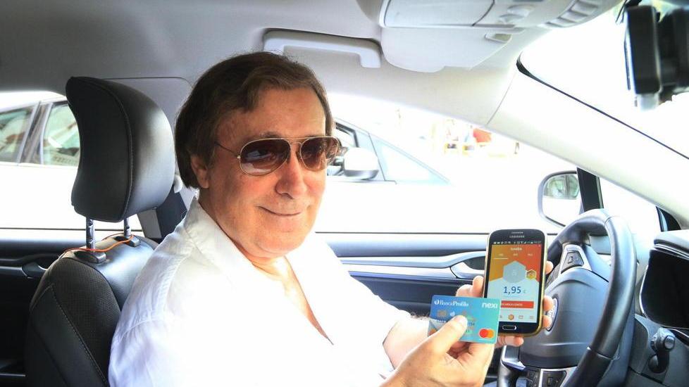Andrea Cannone mostra la nuova app Tinaba