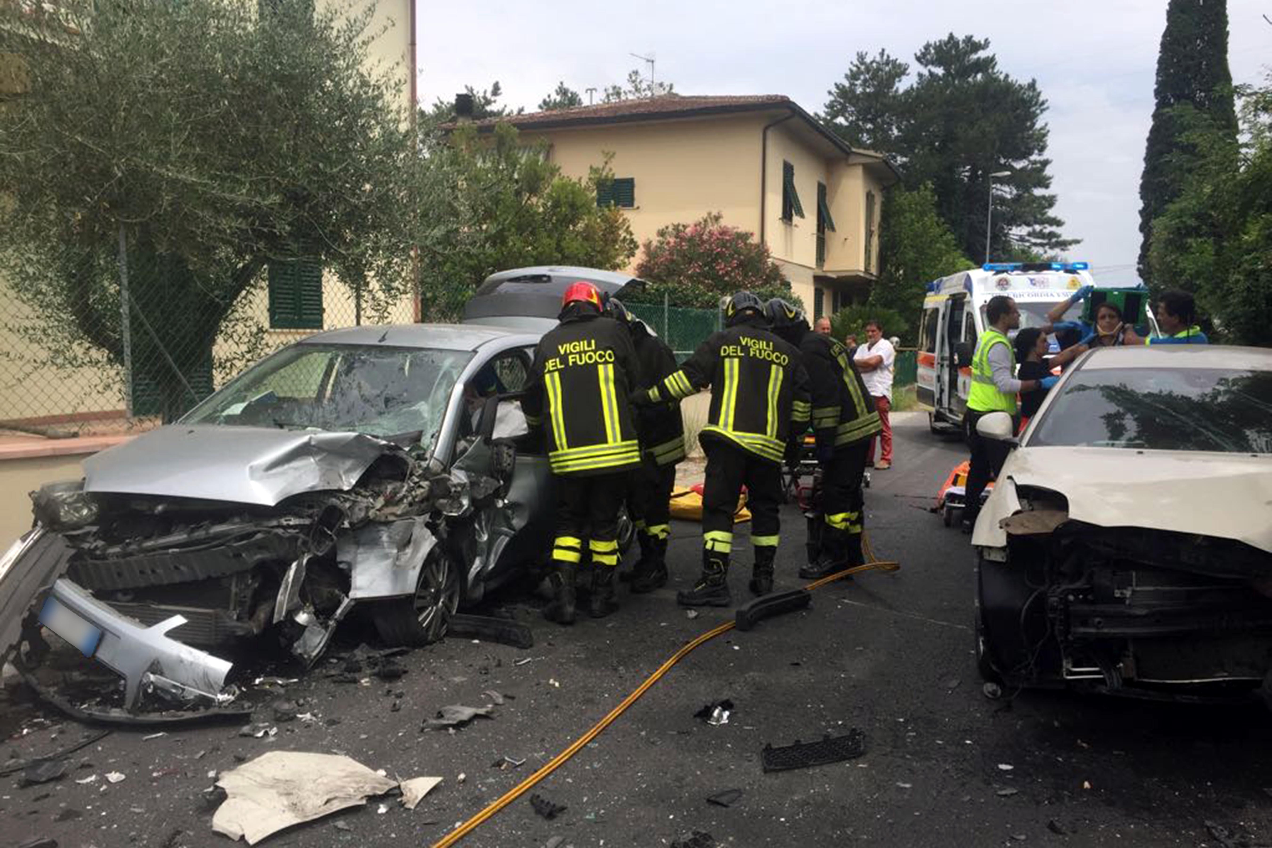 I soccorritori sul luogo dell'incidente (foto Agenzia Carlo Sestini)