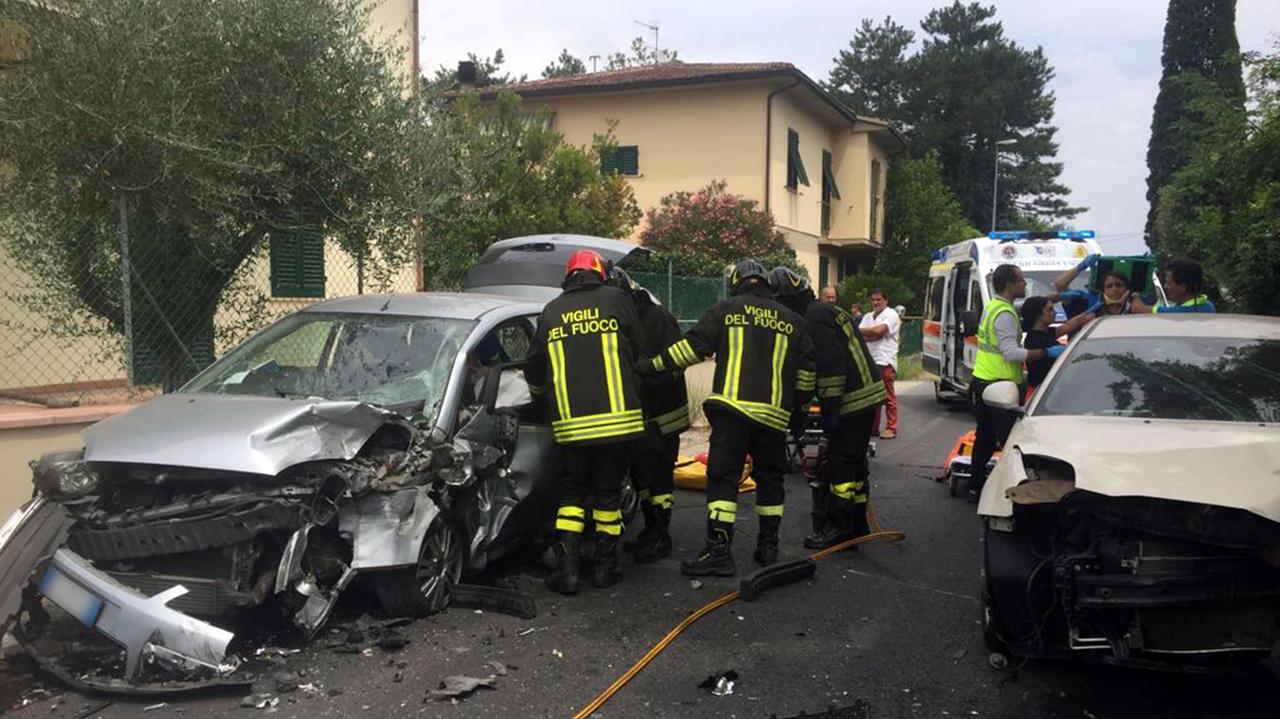 I soccorritori sul luogo dell'incidente (foto Agenzia Carlo Sestini)