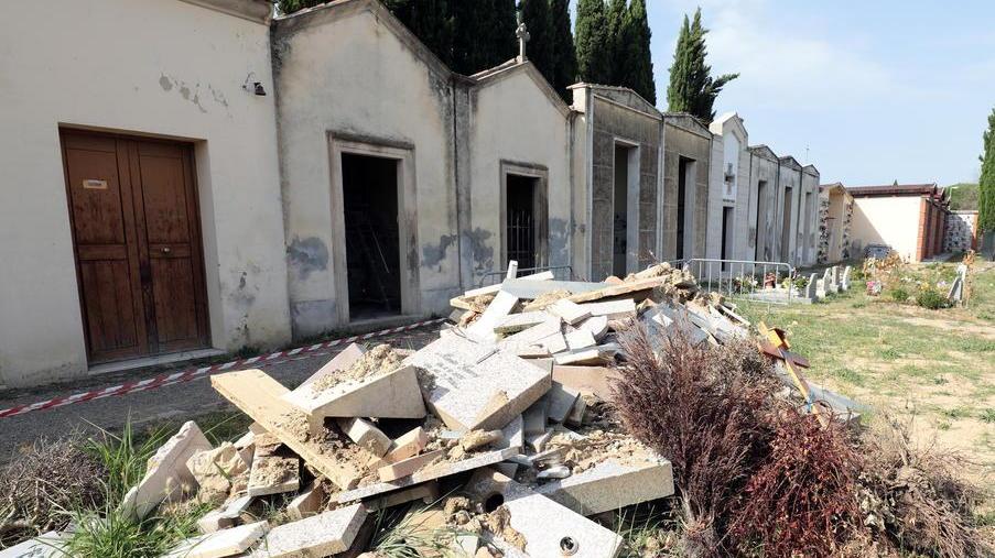 Lo stato in cui versa il cimitero di Pontorme dove sono in corso lavori (Foto Agenzia Carlo Sestini)