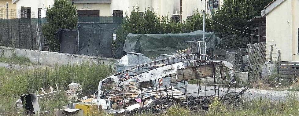 Incendiata una roulotte accanto al campo rom